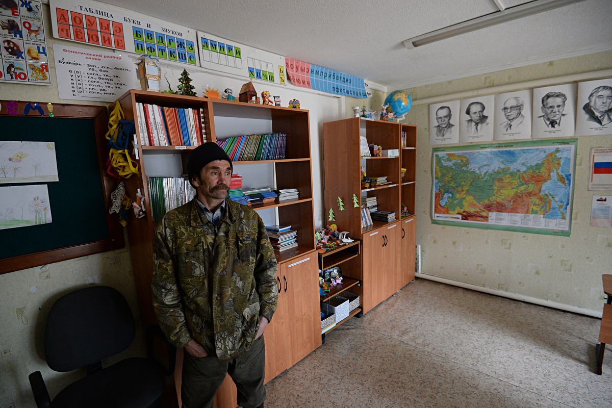 ハンティ人のロマン・チルチンが学校3人の生徒に課目を教えている。ハンティ・マンシ自治管区、ニジネヴァルトフスク地区。ハンティ人のウスチ・ヴァチエガン野営場。