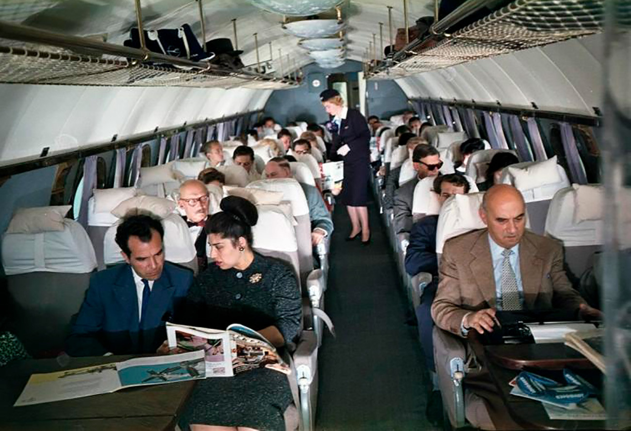 Первые пассажиры самолета. Ту-104 пассажирский салон. Салон самолета ту 104. Ту 104 внутри. Ту-134 пассажирский самолёт салон.