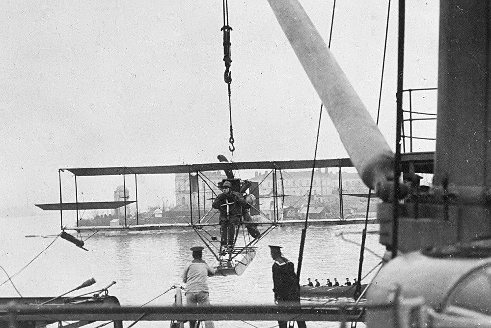 Hidroavión Curtiss en el crucero Kagul.
