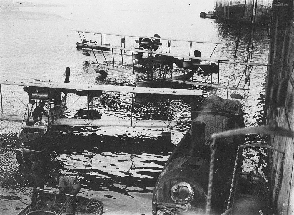 水上機母艦「オルリーツァ」と飛行艇 М-9。