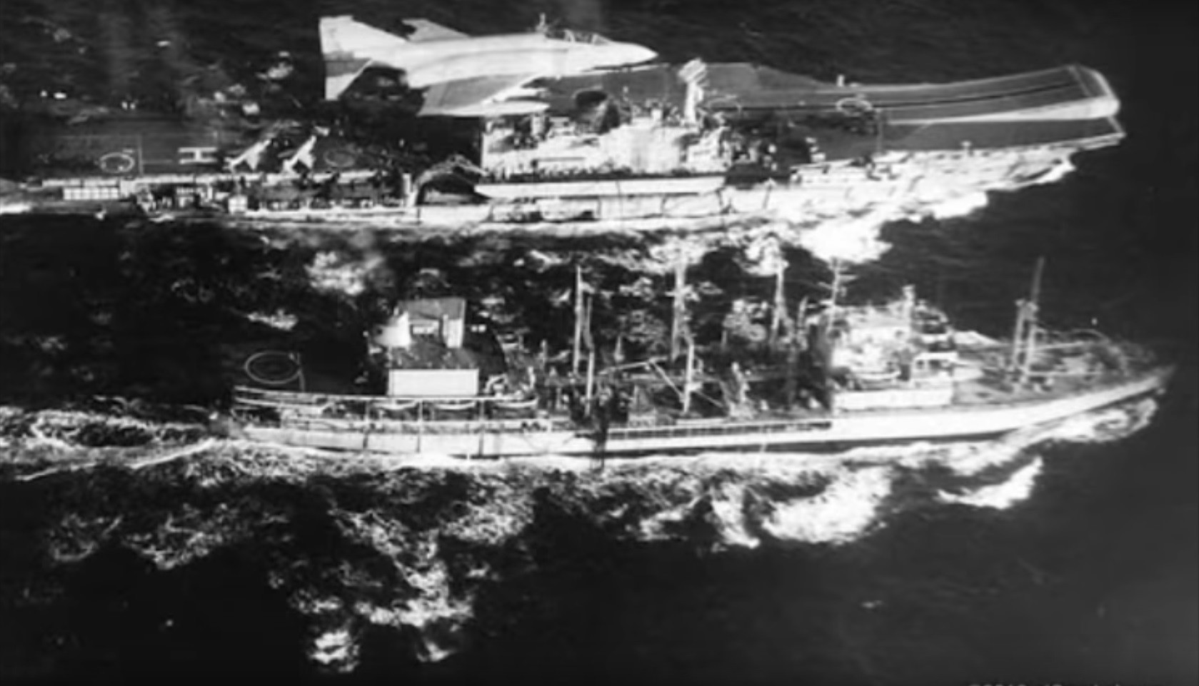 Nosač zrakoplova HMS Hermes i transportni brod Tidespring RFA snimljeni s Tu-95 pukovnika Bulbenkova.