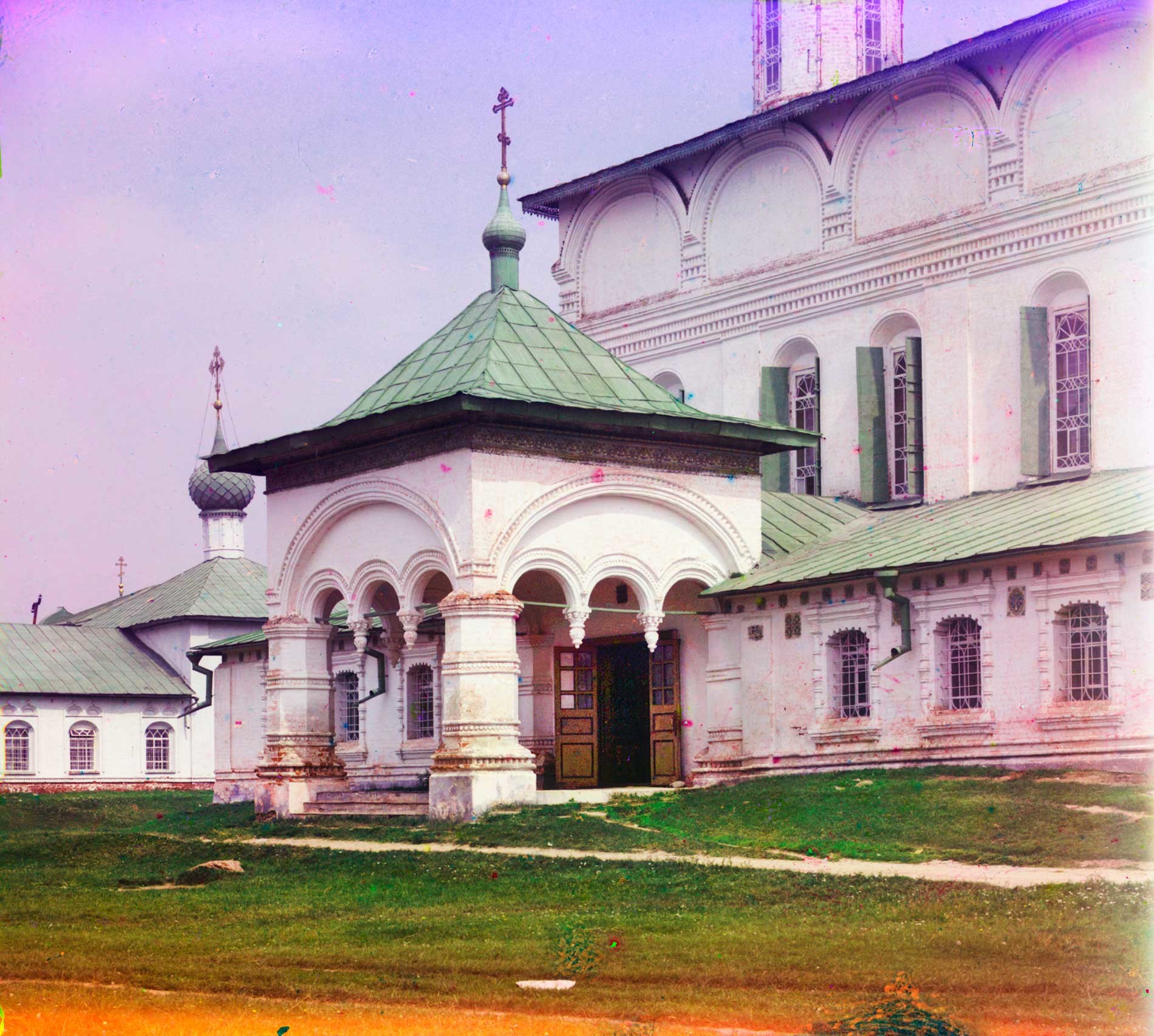 Chiesa dell’Icona della Vergine di San Teodoro.Facciata ovest con portico principale. Sullo sfondo a sinistra: Chiesa di San Nicola “sui ceppi”. Estate 1911
