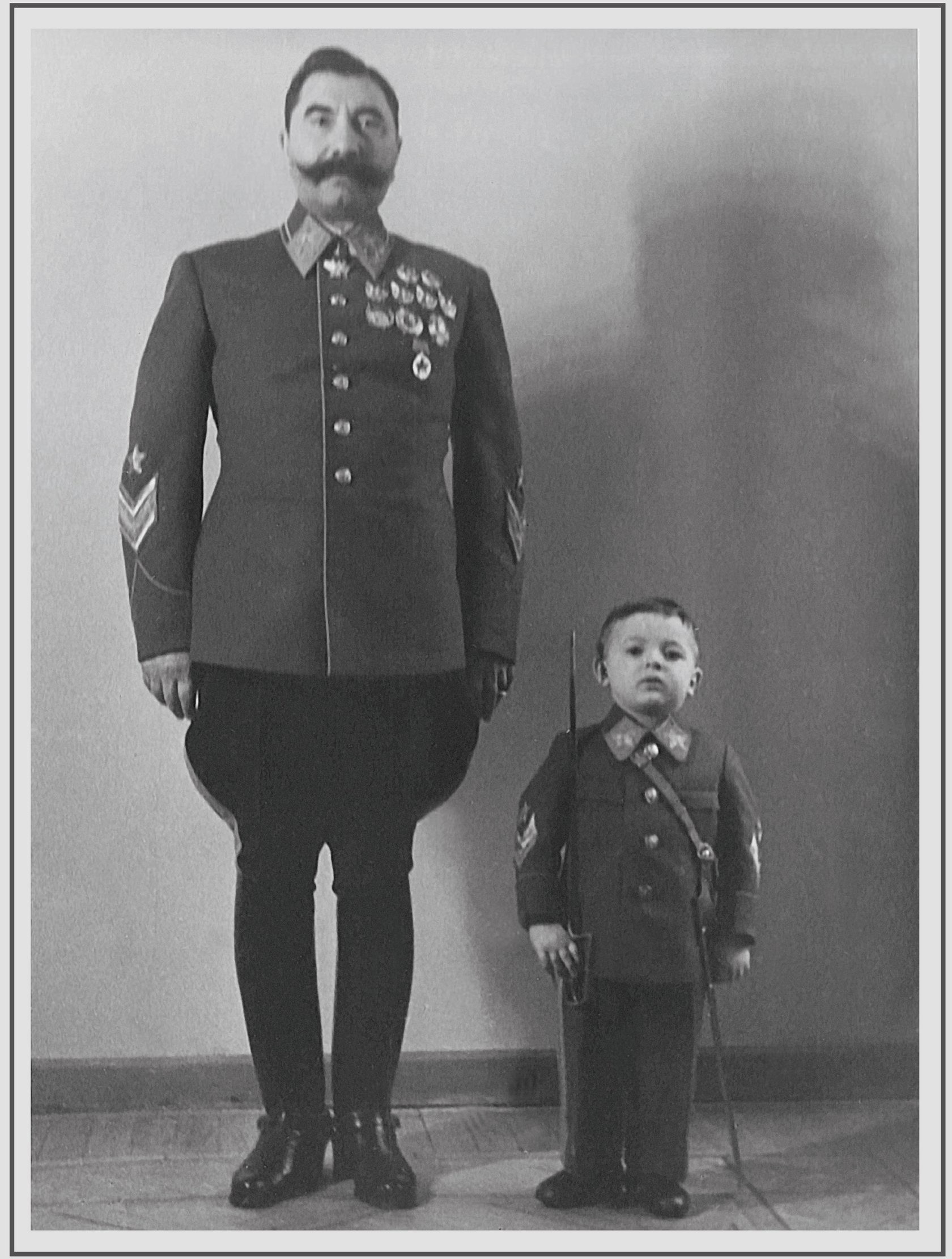 Семьон Будьони с малкия си син 