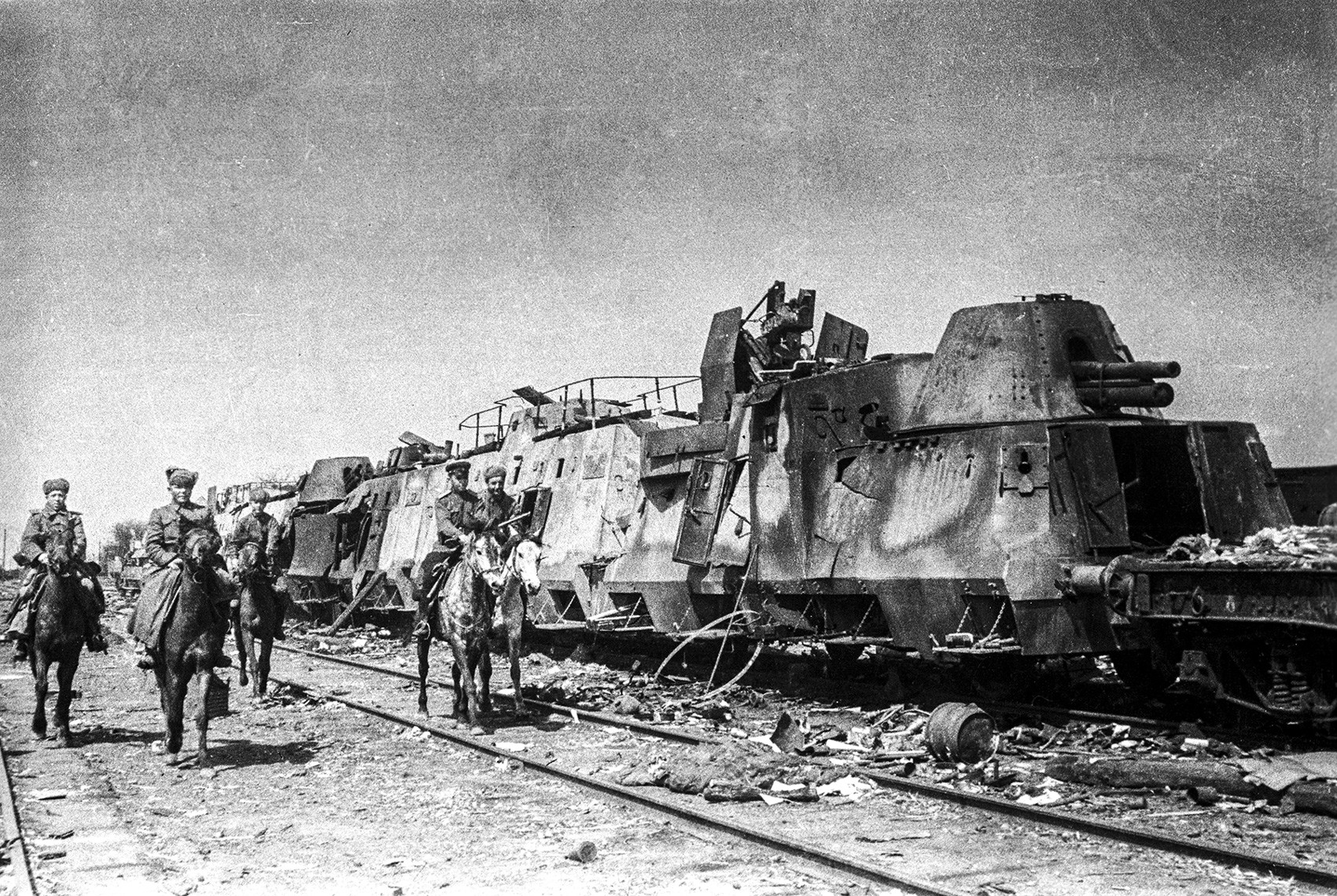 Kozaki generala Plijeva zasegli nemški vojaški vlak, postaja Razdelnaja, 3. ukrajinska fronta, april 1943
