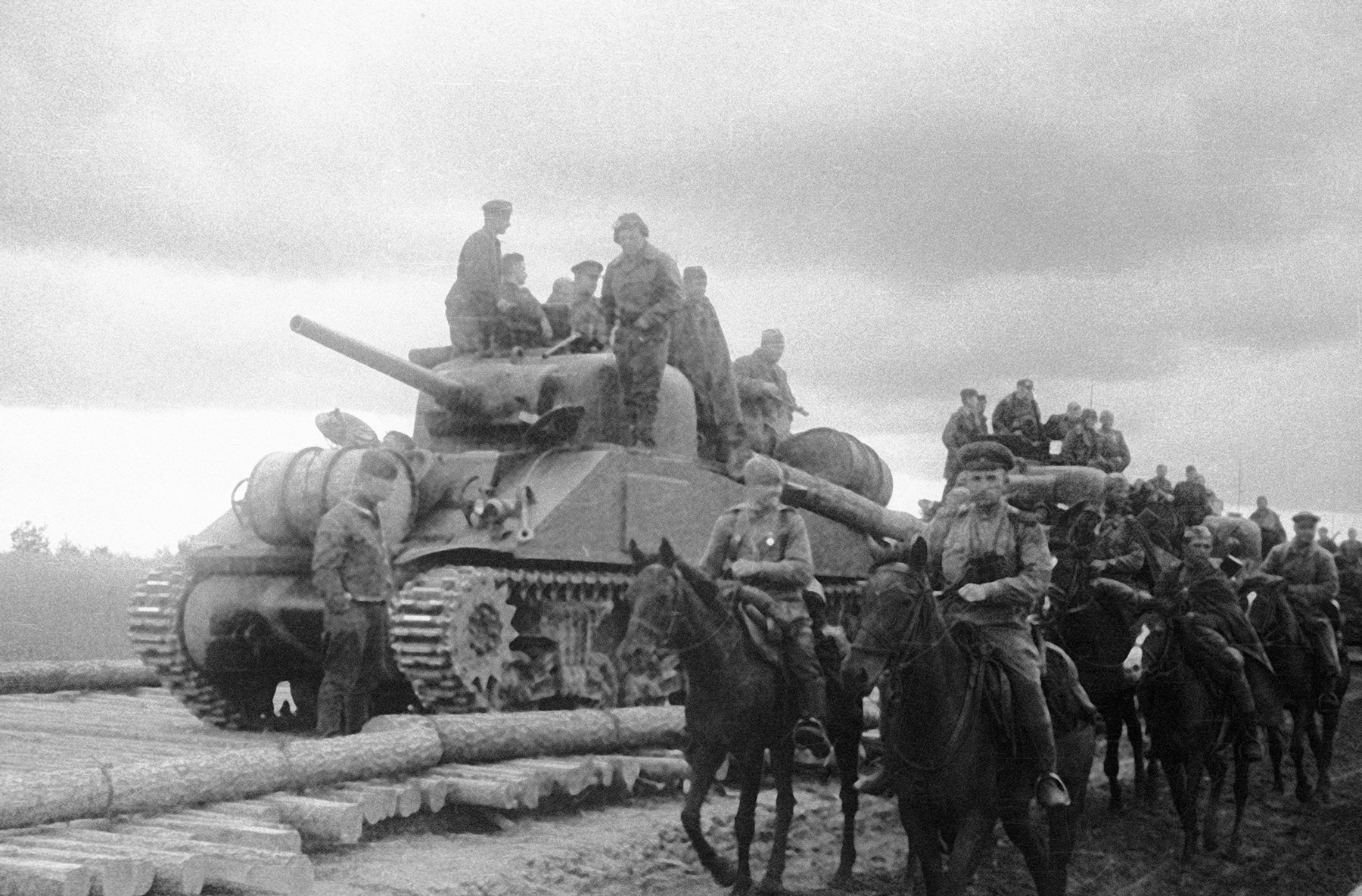 Jugozahodni frontni oddelek sovjetske konjenice in sovjetska tankovska enota z ameriškimi tanki Sherman