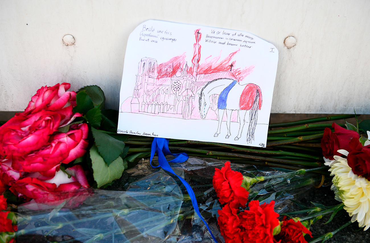 Cvetje pred francoskim veleposlaništvom v Moskvi