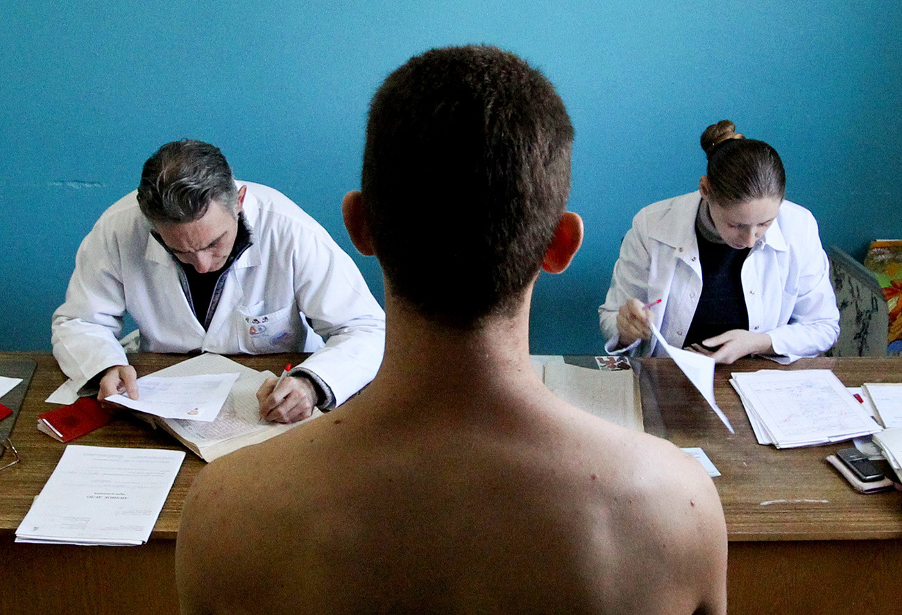 Редовни војник на лекарском прегледу војне комисије у обласном регрутном центру у Владивостоку.