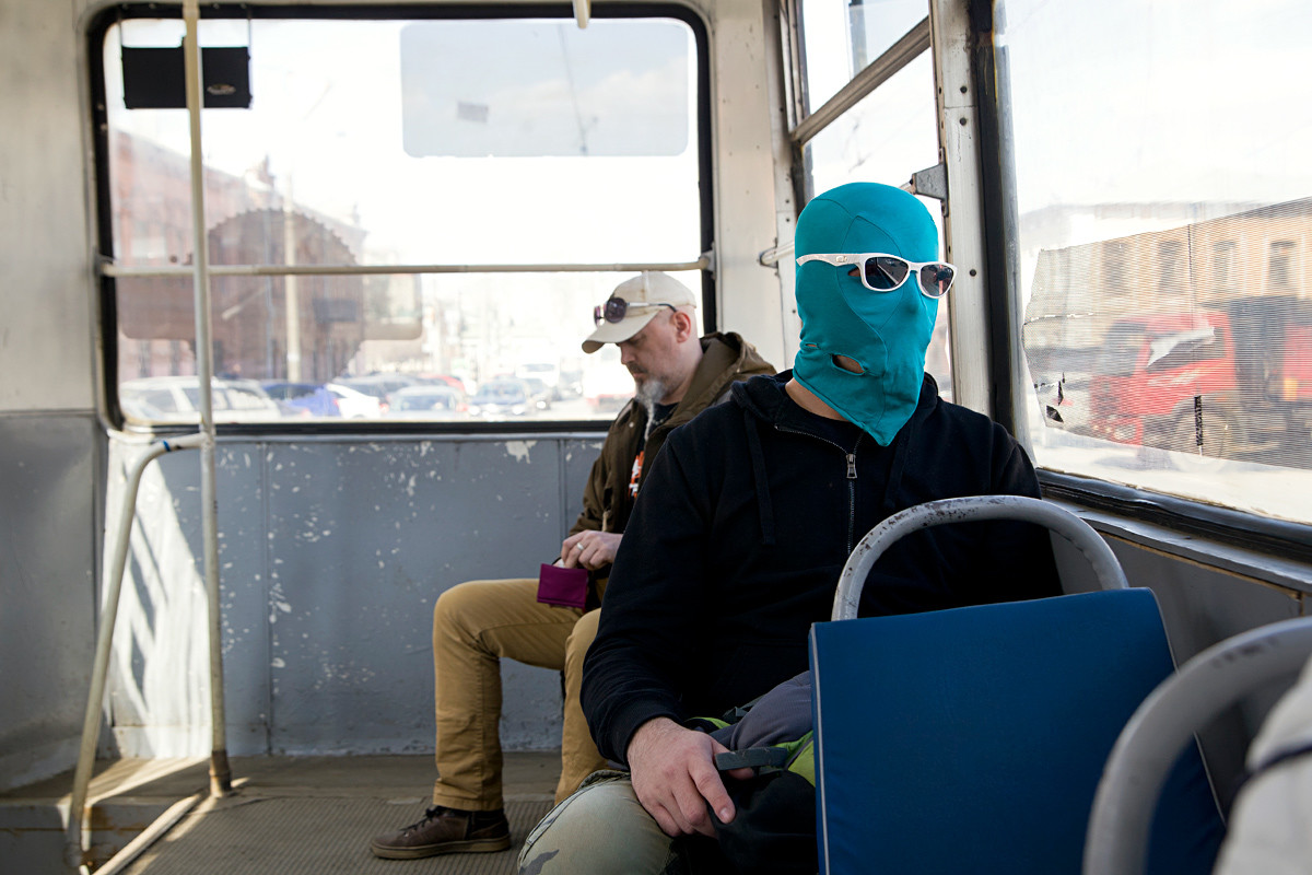 Artur usually uses public transportation.