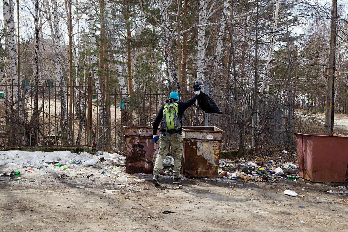 Trash cans right at the entrance to the quarry.