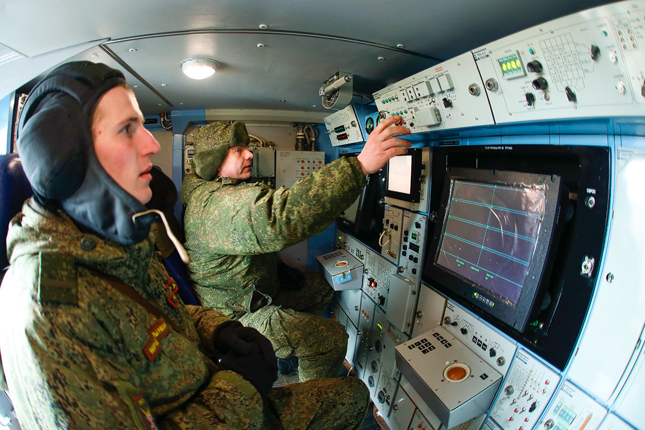 Руски военнослужещи по време на военни учения на арктическия зенитен ракетен комплекс за ПВО 