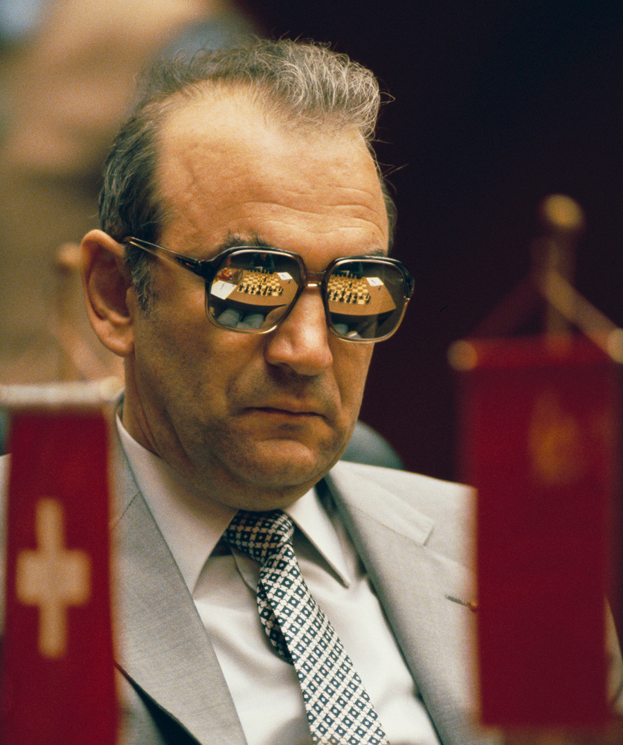 Viktor Korchnoi plays chess against Karpov. News Photo - Getty Images