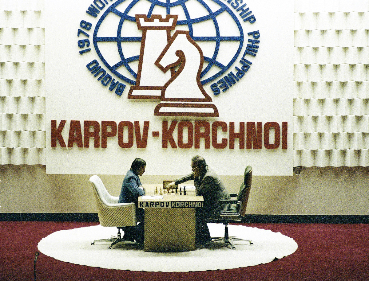 Viktor Korchnoi in his game for the World Chess Championship in 1981  against Anatoly Karpov. He wore reflective glasses in an attempt to psych  out his opponent. [1200x675] : r/HistoryPorn