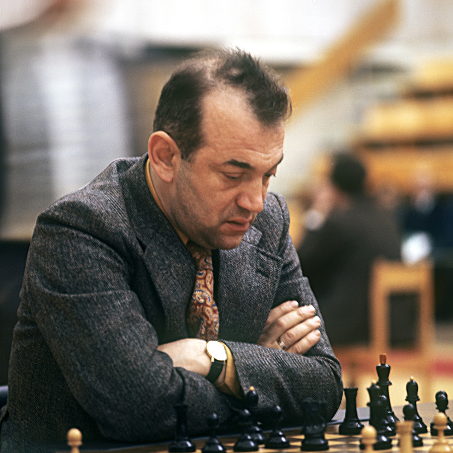 Viktor Korchnoi in his game for the World Chess Championship in 1981  against Anatoly Karpov. He wore reflective glasses in an attempt to psych  out his opponent. [1200x675] : r/HistoryPorn