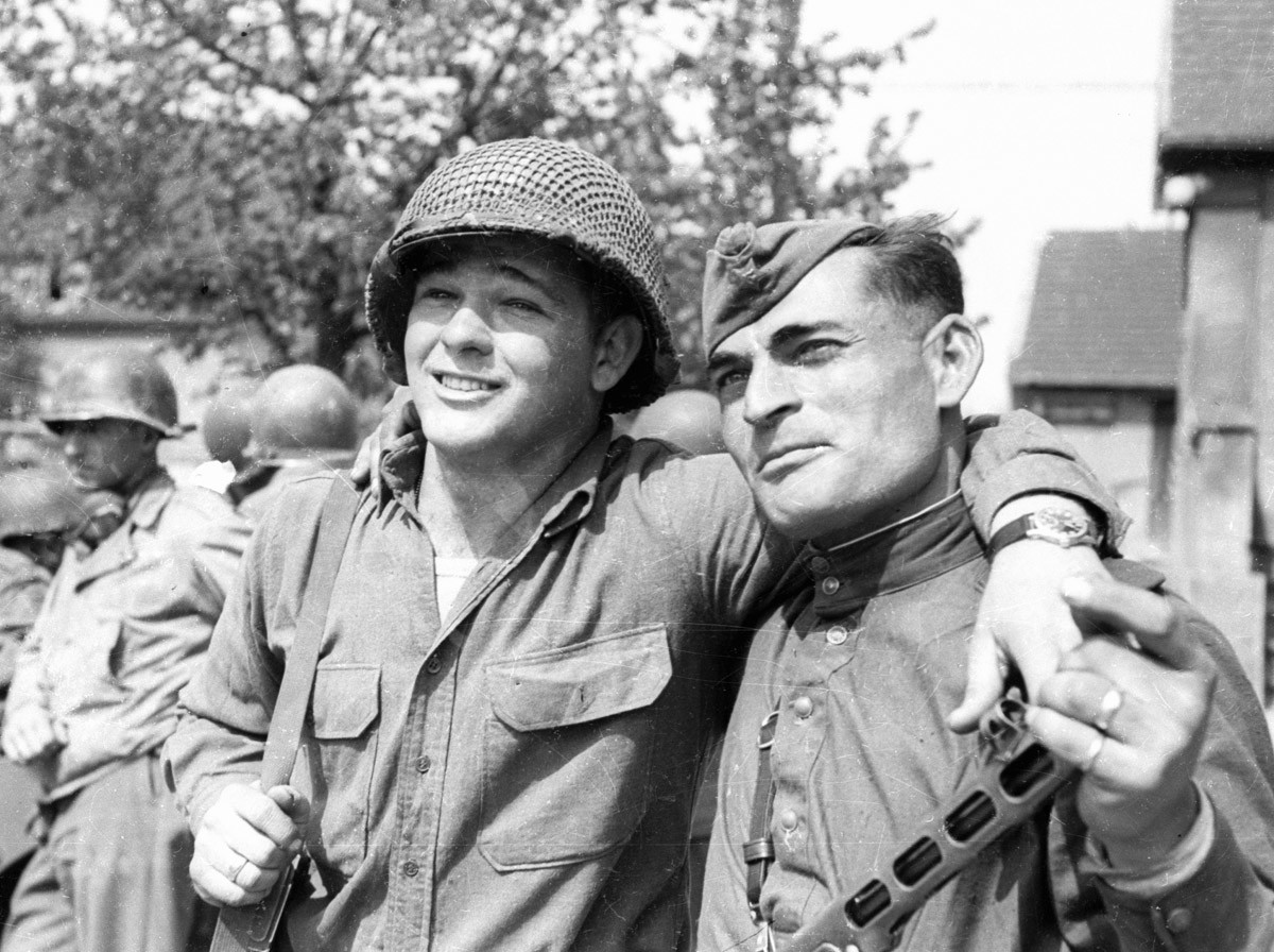 Црвеноармејац Иван Нумладзе и редов америчке армије Бајрон Шивер у сусрету на Елби.