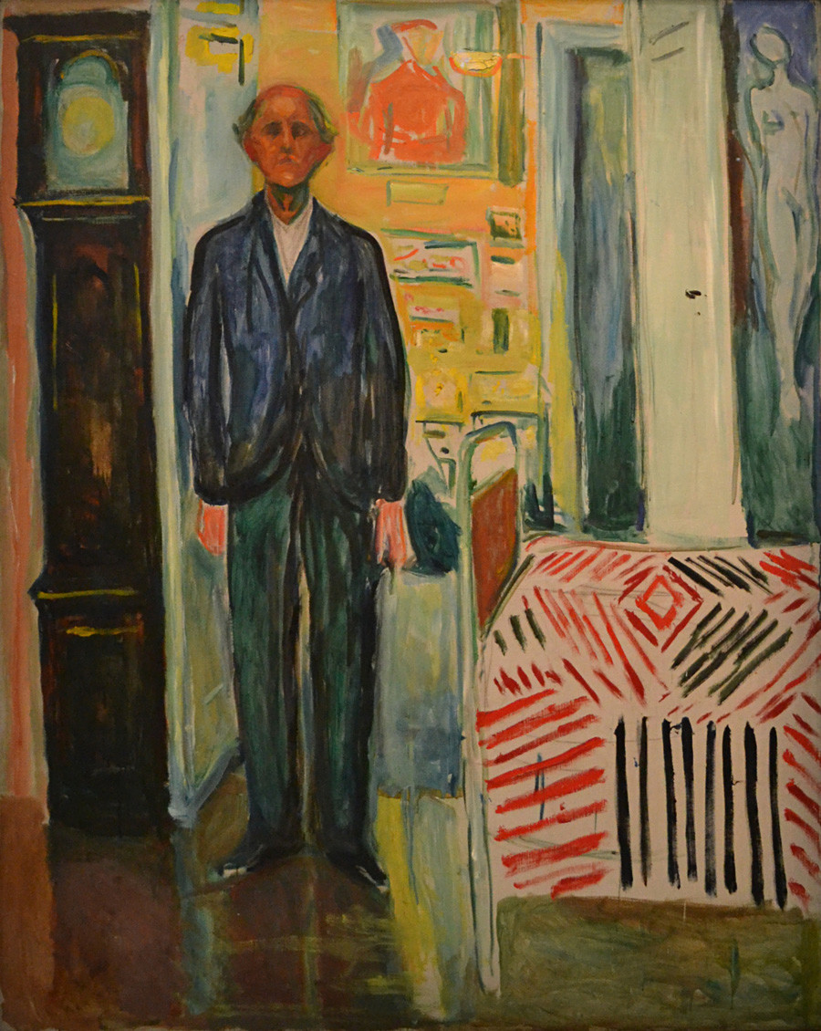 ‘Autorretrato. Entre el reloj y la cama’ (1940-1943), de Edvard Munch.