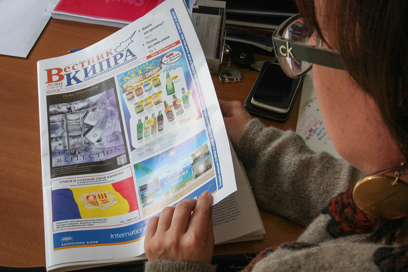 Eine russischsprachige Zeitung der Stadt Limassol (Zypern)