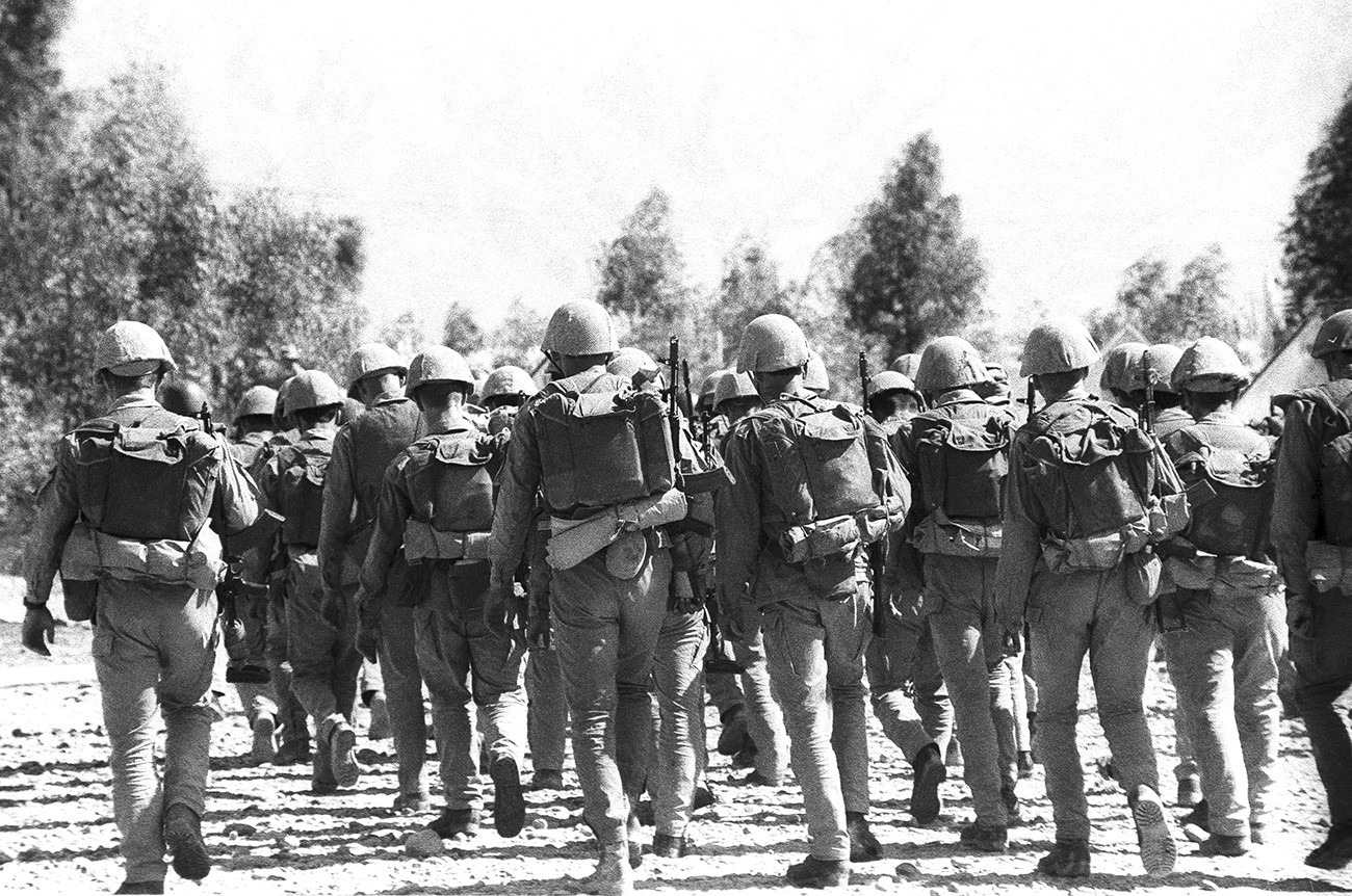 Die sowjetischen Motorisierten Schützen verlassen Dschelalabad.