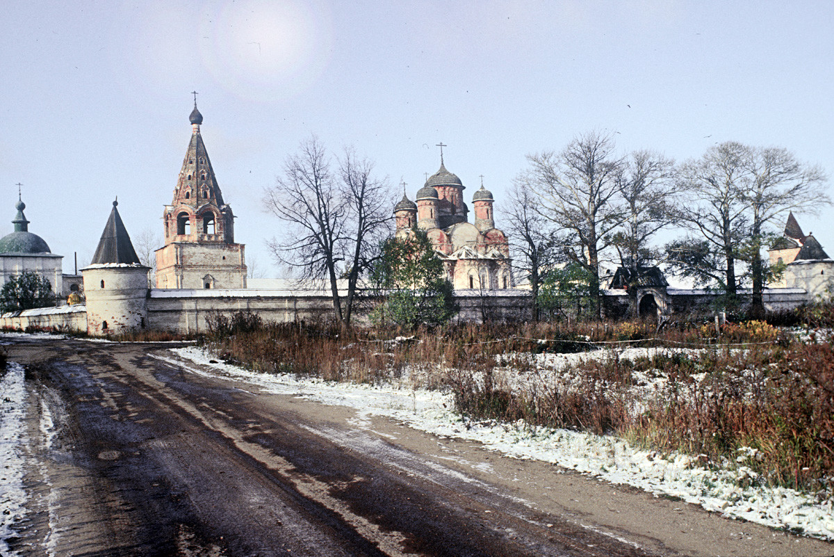 Luzhetsky Monastery, east view. From left: Church of Transfiguration over Holy Gates, southeast corner tower, bell tower, Nativity Cathedral, Church of St. Ferapont (demolished), East Gate, northeast corner tower. October 14, 1992.