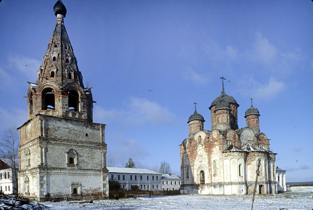 Luzhetsky Monastery. From left: Bell tower, cloisters, Nativity Cathedral, southeast view. October 14, 1992.