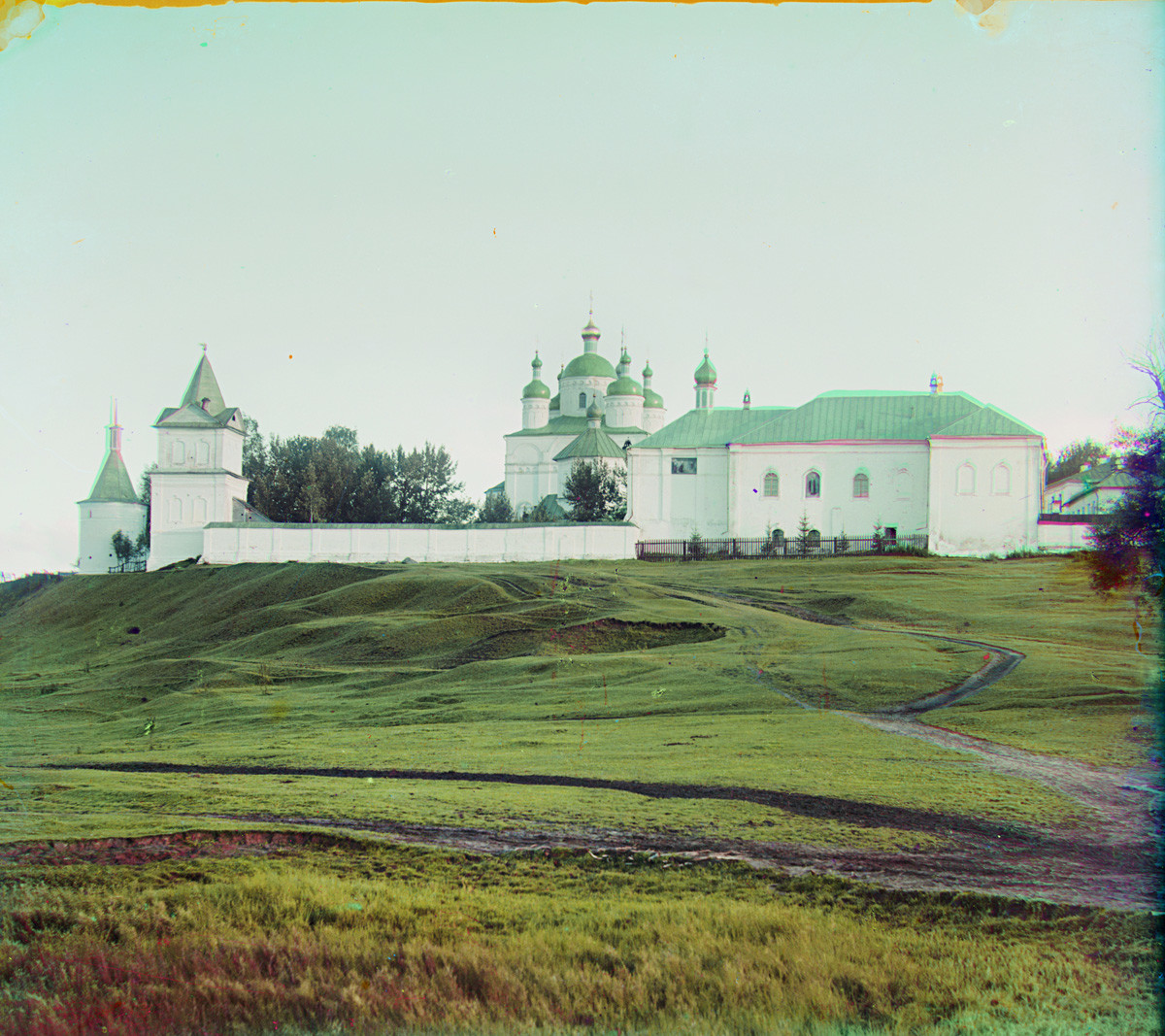 Luzhetsky Monastery. North view from bank of Moscow River. From left: North wall & gate, Nativity Cathedral, Church of the Presentation with refectory. Summer 1911.