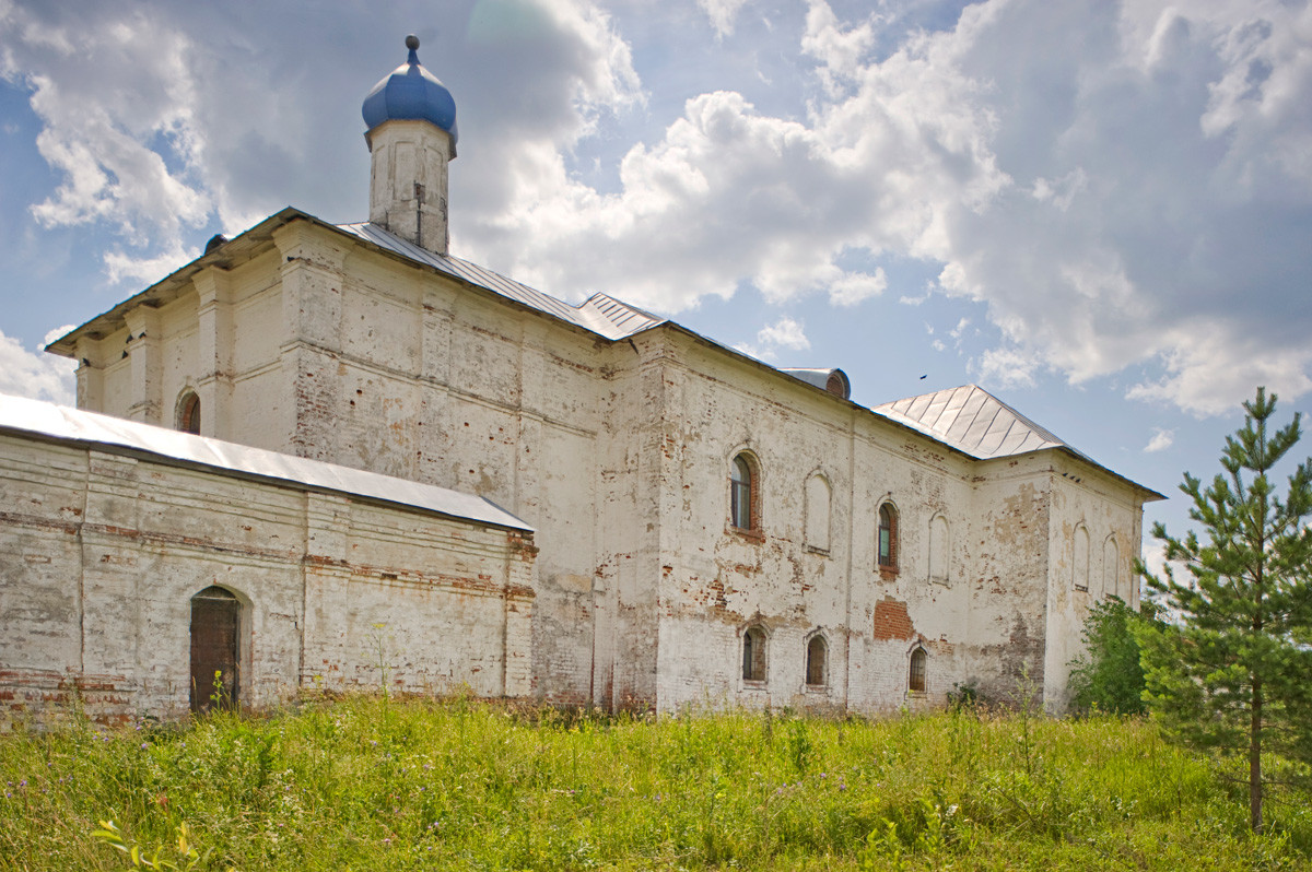 Luzhetsky Monastery. Church of the Presentation with refectory, northeast view. July 5, 2015.