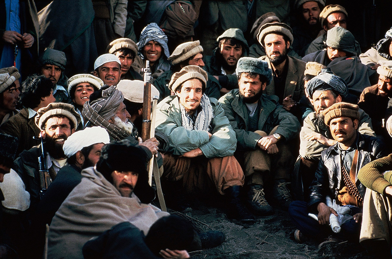 Vodja afganistanskih milic Ahmad Šah Masud (v sredini), obkrožen z drugimi poveljniki na nekem sestanku v dolini Pandžšir leta 1984. Dolina je sredi strateško pomembnega območja med afganistansko prestolnico Kabul in sovjetsko (danes tadžiško) mejo. 