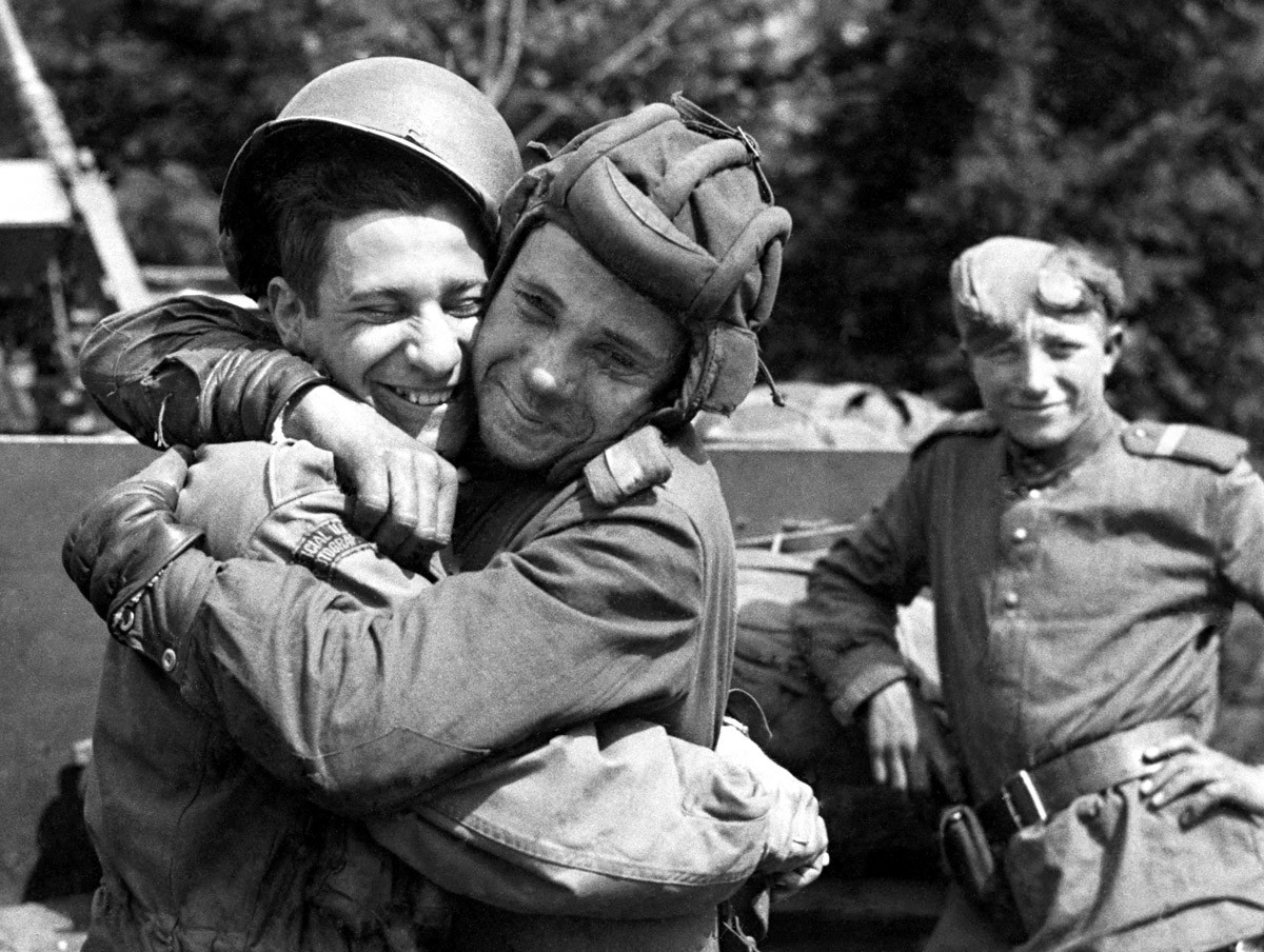 Фронт 1 мая. Солдаты ВОВ 1941-1945. Советский солдат. Военные фотографии. Солдаты Великой Отечественной войны.