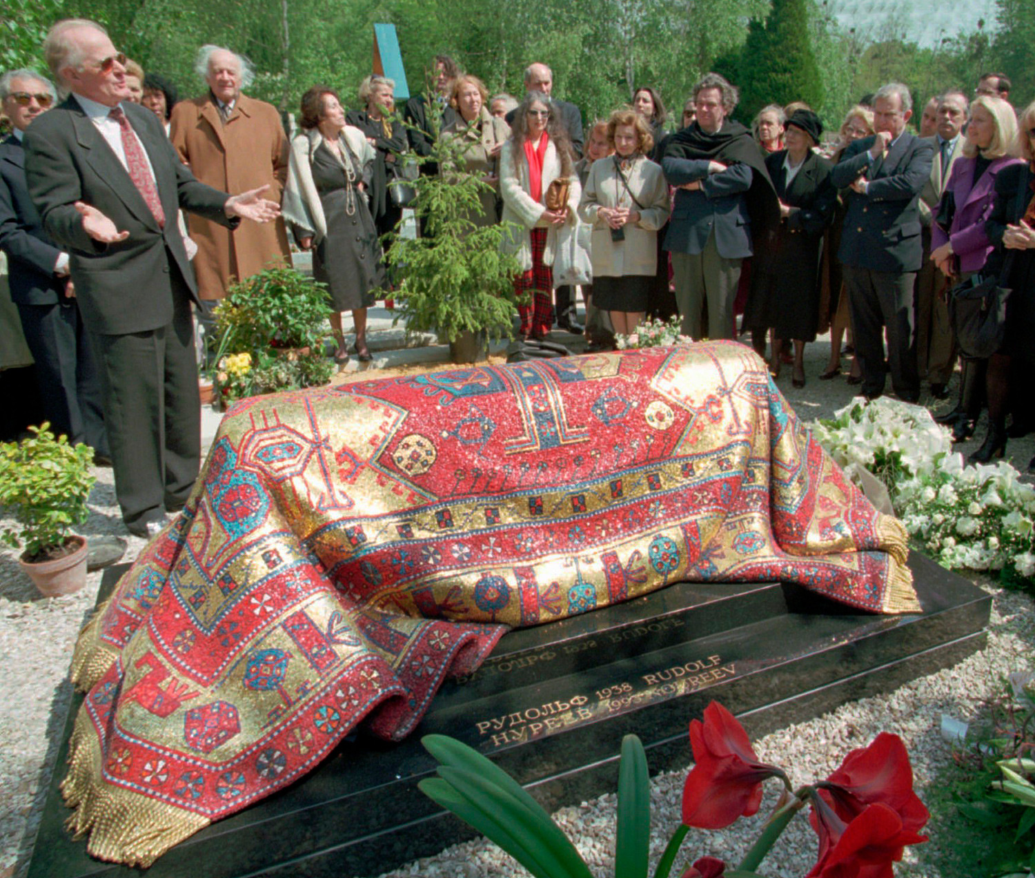 Predsjednik Zaklade Rudolfa Nurejeva otkriva spomenik koji krasi grob plesača.