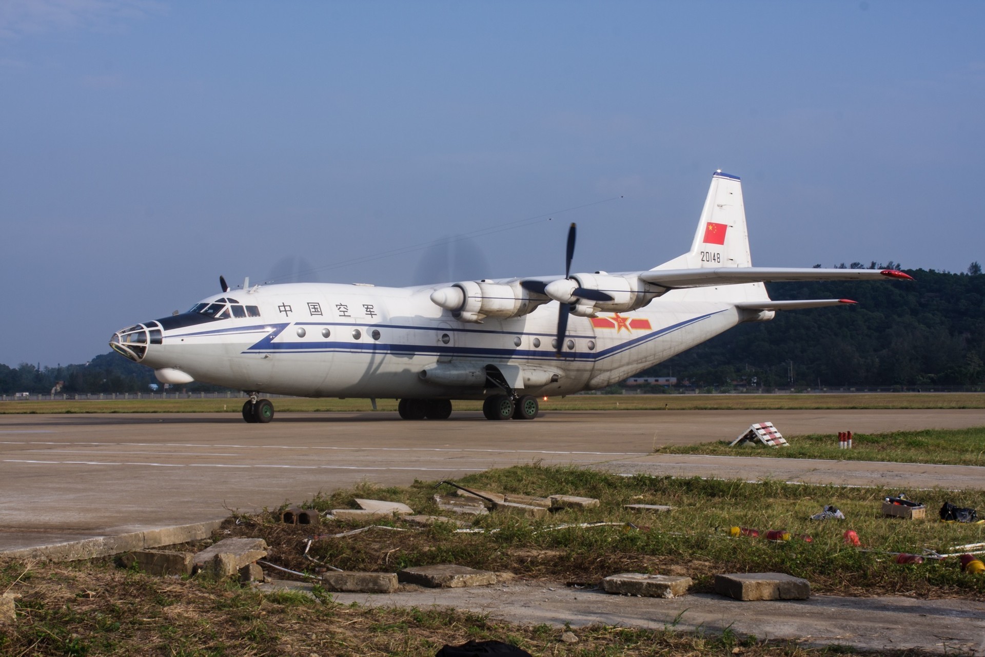 Avión chino Y-8.