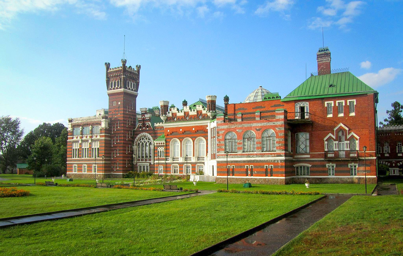 Castelo de Cheremétiev, Iurino, República dos Mares, final do século 19, início do século 20.