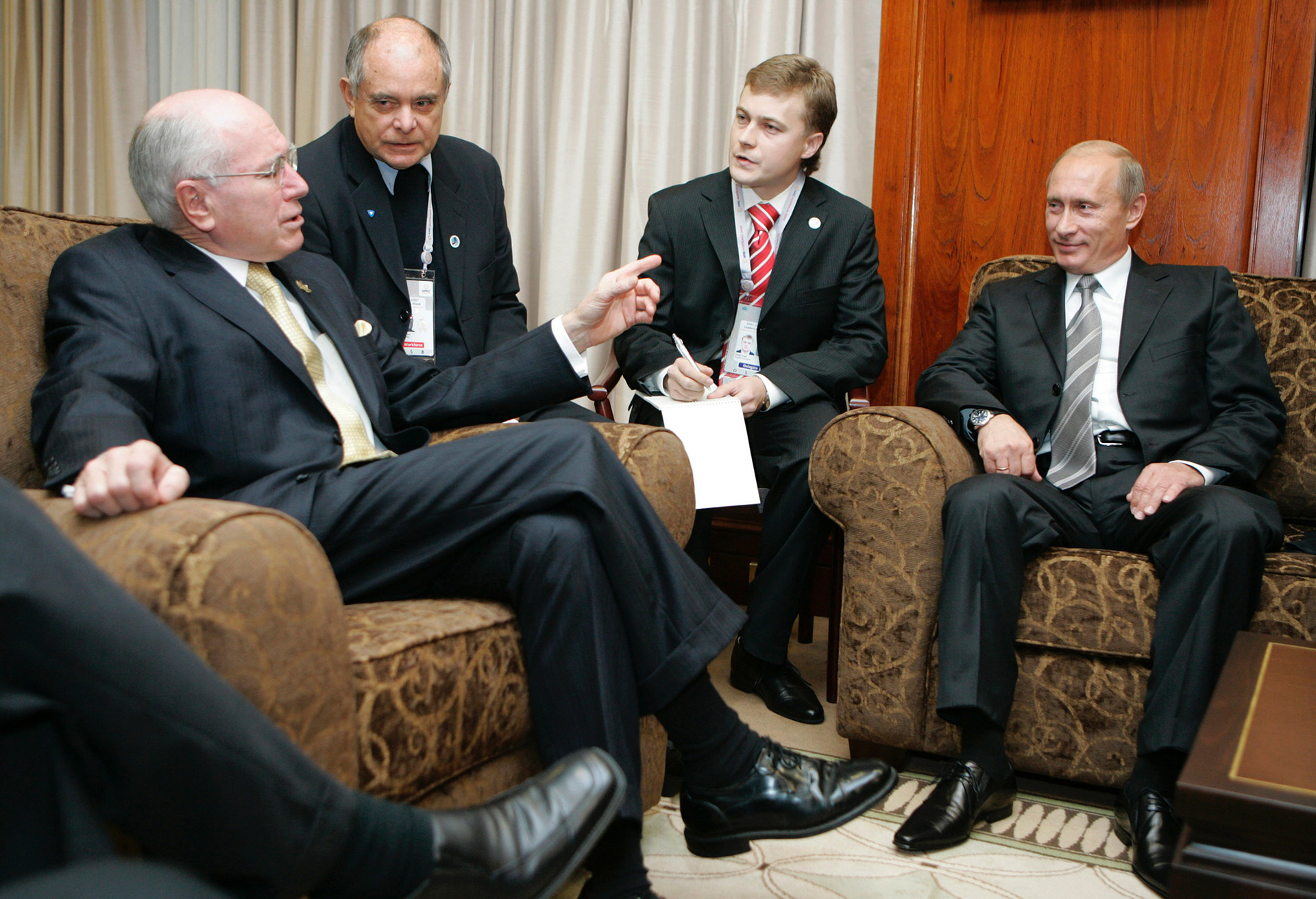 2007年9月7日。オーストラリア首相ジョン・ウィンストン・ハワード（左）とロシア大統領ウラジーミル・プーチン
（右）がオーストラリア連邦議会のシドニーのオフィスで会談している。
