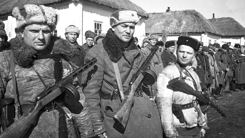 Строй съветски партизани от отряд Фрунзе край Курск, 1943 г