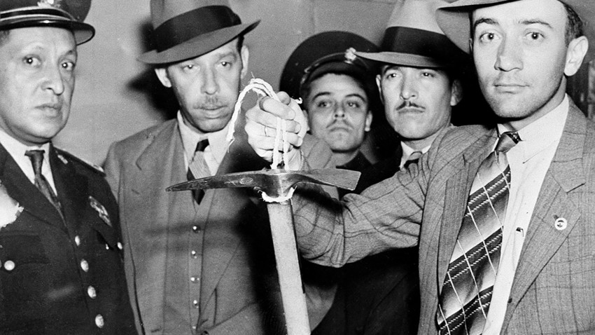 Мексичка полиција држи цепин за лед који је Рамон Меркадер користио 20. августа 1940. Меркадер, такође познат као Жак Морнар и Френк Џексон, био је „породични пријатељ” Троцког. Троцки је, пре него што је умро, рекао да је његову смрт наредио Стаљин. 