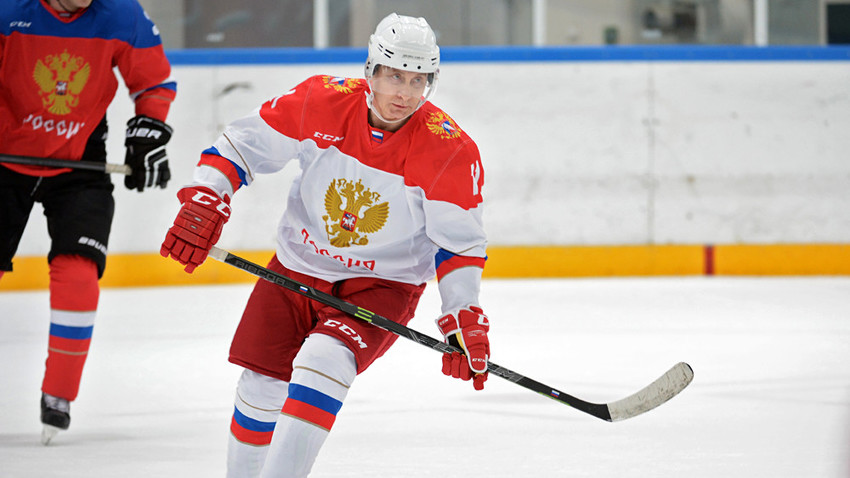 6 януари 2016 г. Владимр Путин тренира с „Нощната хокейна лига“ на ледената арена в обществено-културния център „Галактика“ в курорта "Красная поляна", Сочи