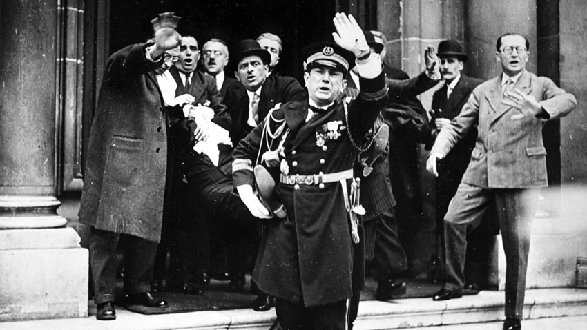 Francuska, Pariz, 12. svibnja 1932. Prvi trenuci poslije atentata na francuskog predsjednika. On je prenesen u bolnicu gdje je iste noći podlegao ozljedama.