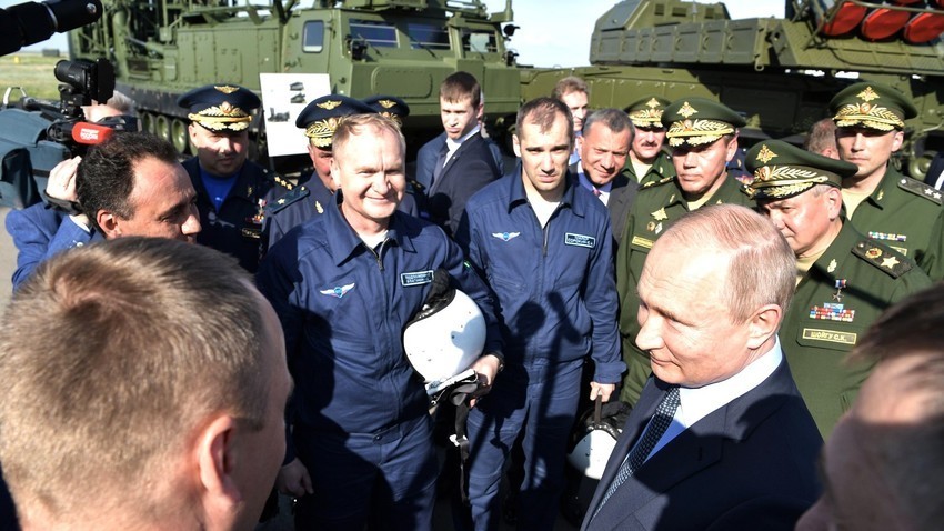Владимир Путин во посета на Центарот за тестирање летови „Чкалов“, Ахтубинск, Астрахањска област