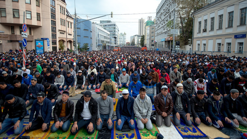 Muçulmanos fazem oração matinal na celebração do Eid al-Adha em Moscou.