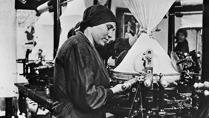 Proletari in gonnella dieci foto di donne al lavoro ai tempi dell’Urss