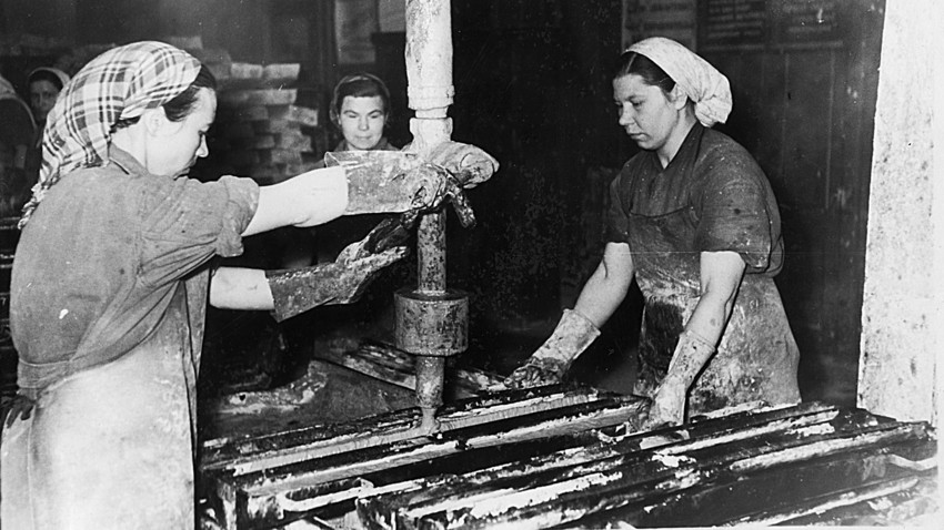 Работничка в текстилен комбинат в СССР