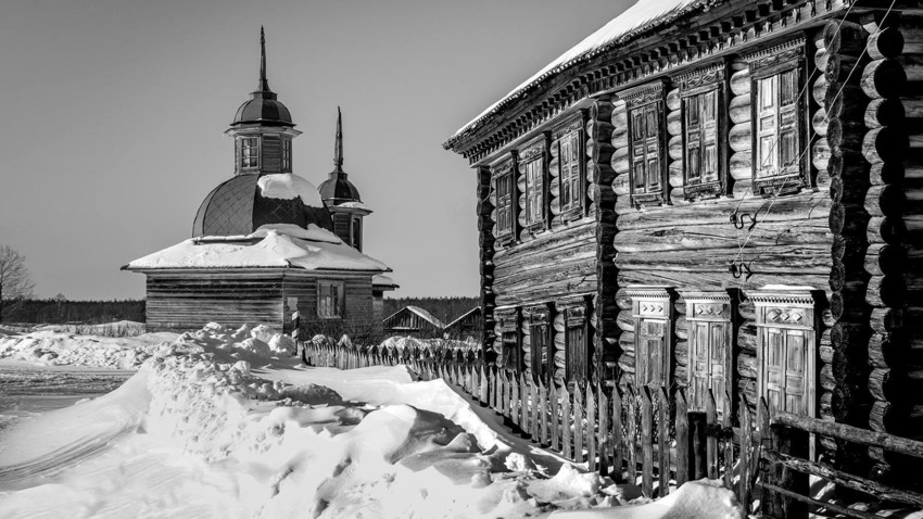 Russian photographer captures disappearing wooden churches (PHOTOS