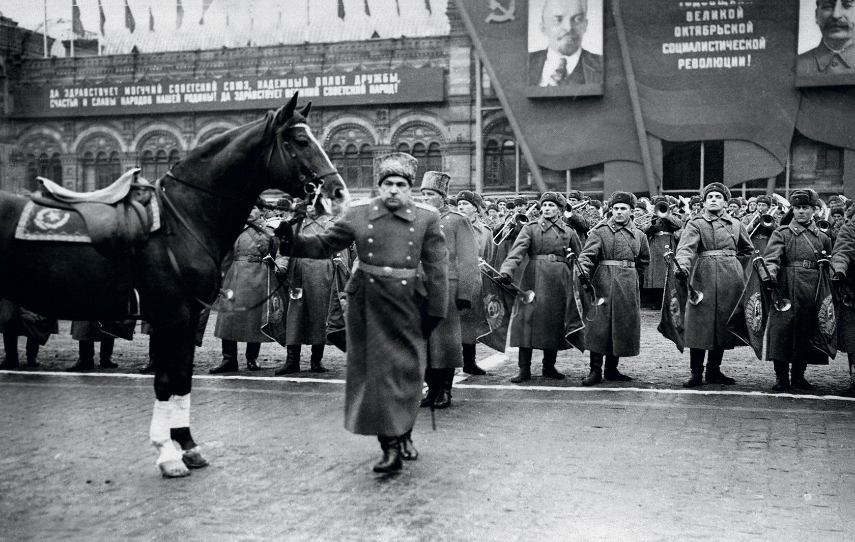 Маршал Леонид Александрович Говоров се готви да приеме войските на Московския гарнизон на парада на 7 ноември 1947 г.