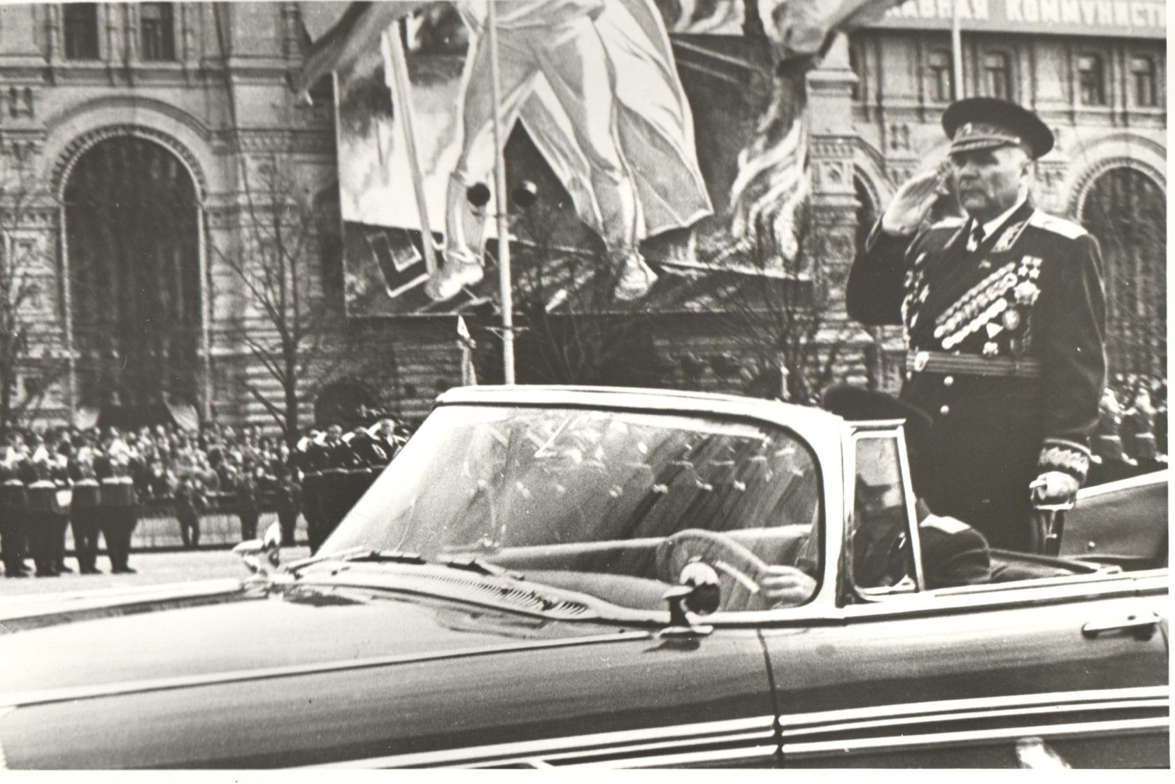 Маршал Родион Малиновски, двукратен Герой на СССР, по време на майския парад от 1949 г., Хабаровск
