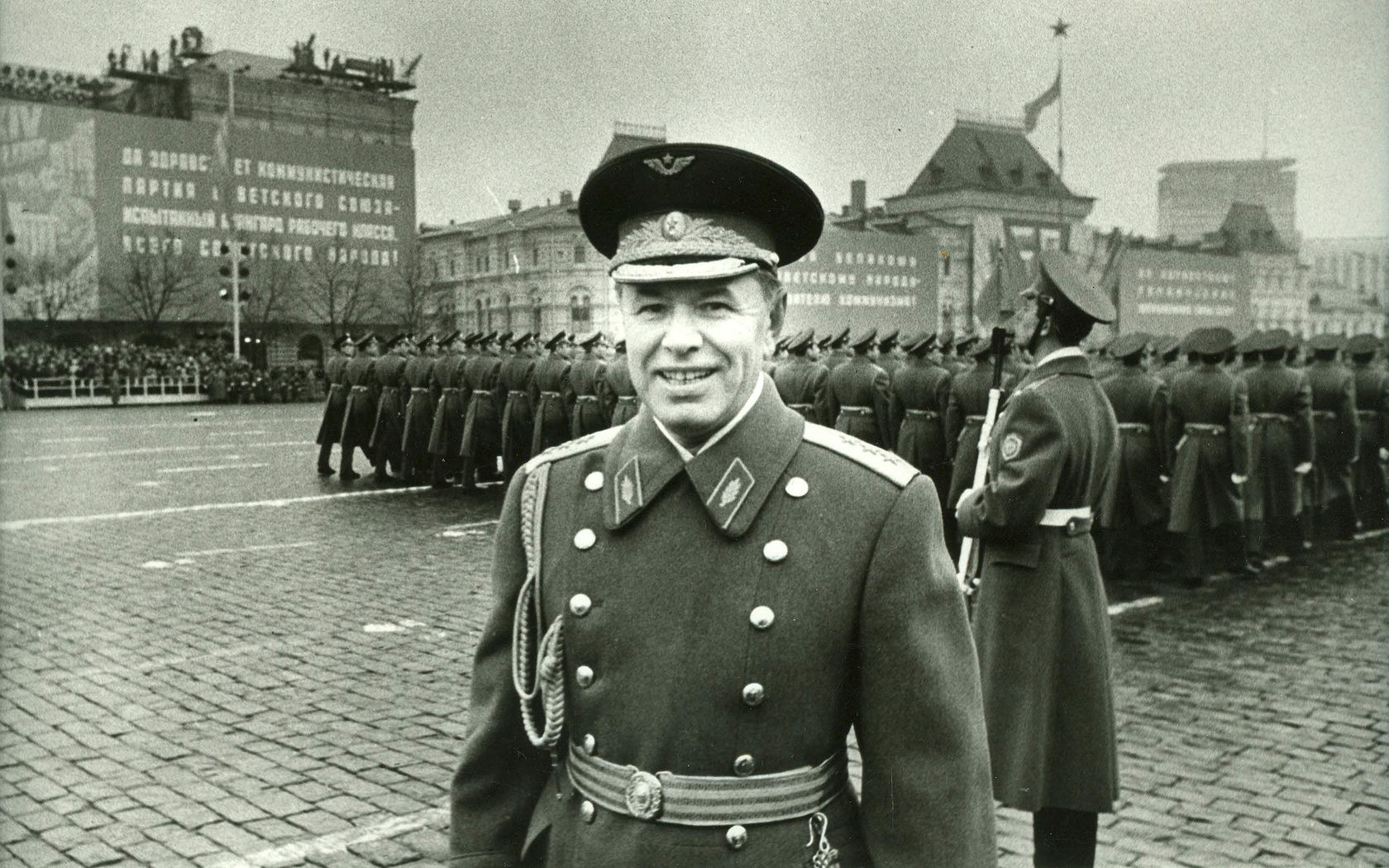 Маршал от авиацията на СССР Николай Скоморохов на парада на Червения площад, 7 ноември 1974 г.