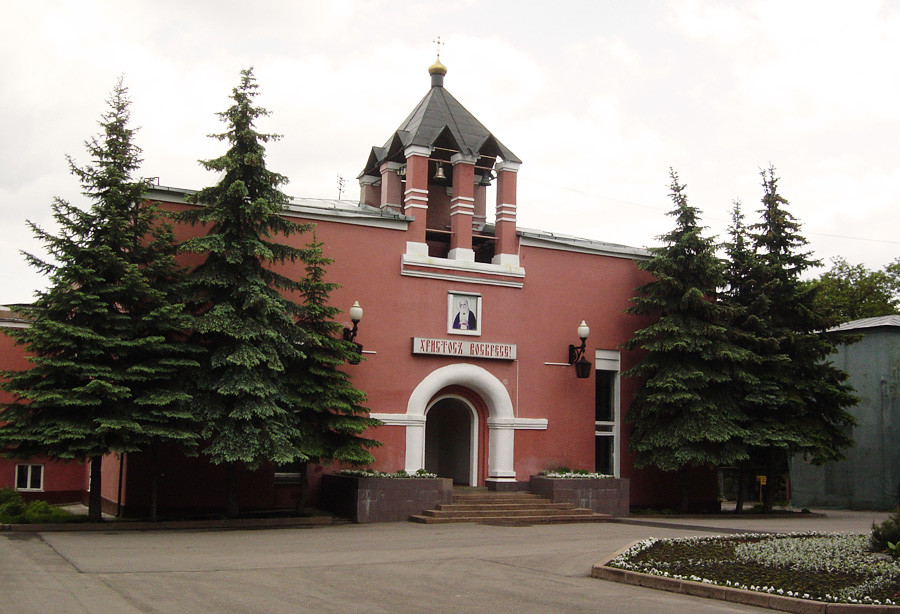 Бившият 1-и крематорим в Москва на Донското гробище - днес православна църква