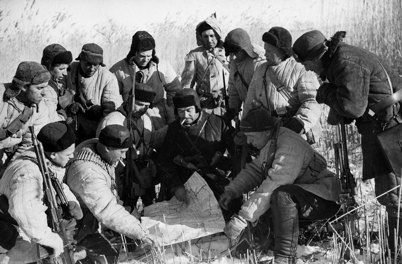 Partisans soviéticos planejando ataque contra alemães durante a Segunda Guerra