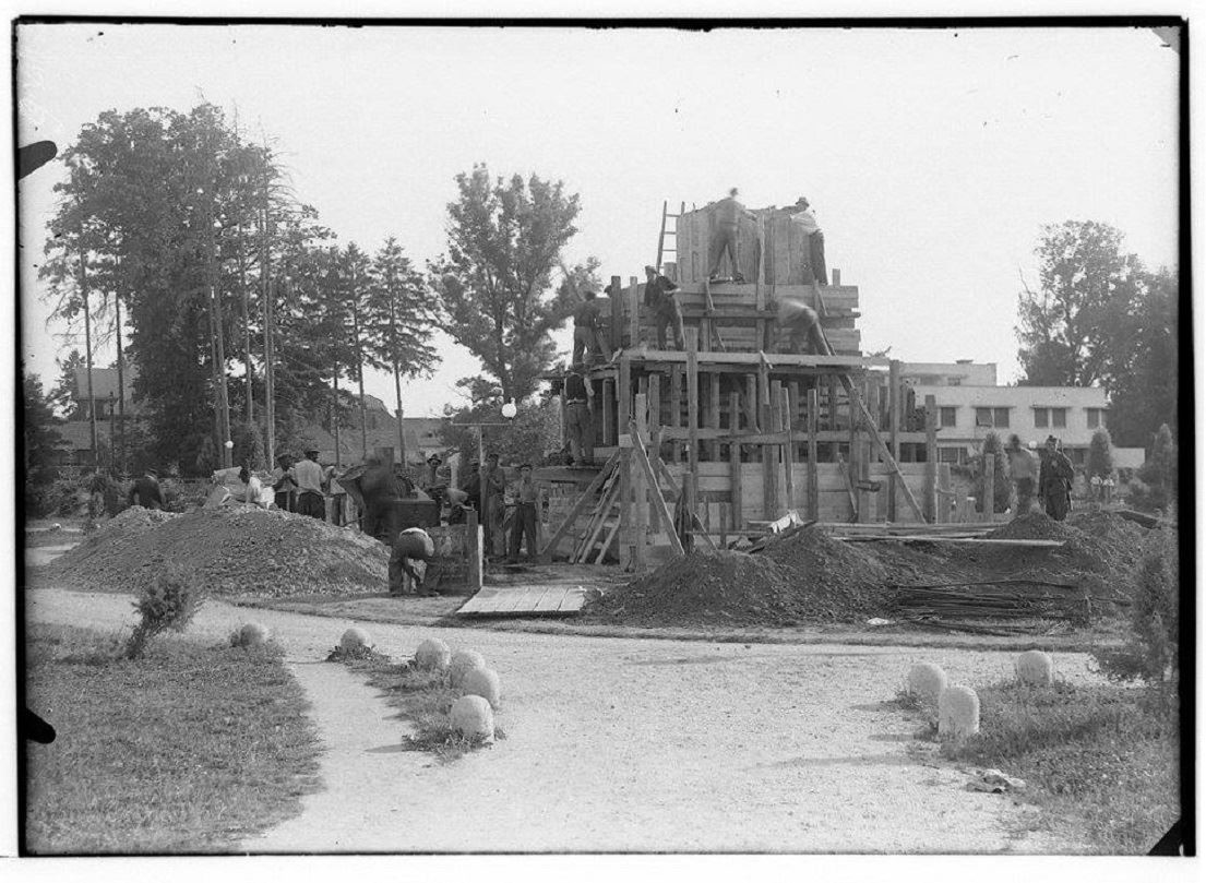 Gradnja spomenika zmage v Murski Soboti, 1945