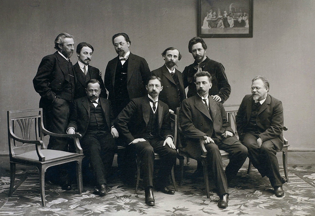 ロシアの文学グループ「スレダー（水曜日）」、1890年代。1899年にニコライ・テレショフによって設立された。彼らはテレショフの家で毎週水曜日に集まっていた。1916年に活動を停止した。