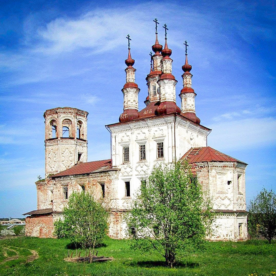 Iglesia de la Resurrección de Várnitsi, de estilo barroco, región de Vologda, siglo XVIII