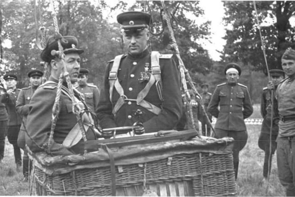 Маршал на Съветския съюз К.К. Рокосовски и подполковник А.К. Соколски в кошницата на разузнавателен балон преди да излети
