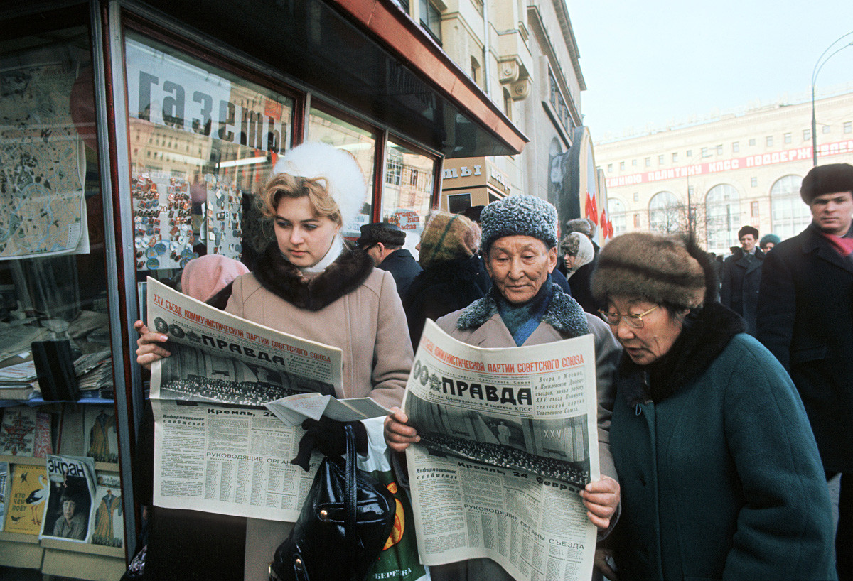 モスクワの住民たちが「プラヴダ」の最新号を読んでいる。1976年。